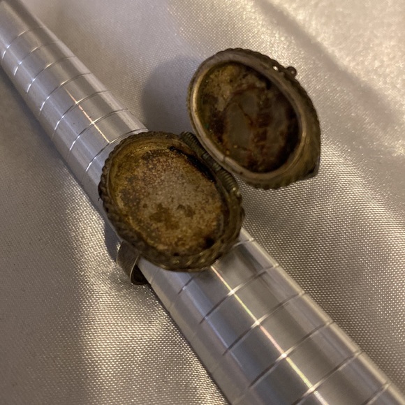 Vintage sterling silver poison ring - Picture 3 of 12